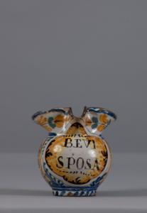 Urbino, XVIII Secolo, Brocca "Bevi Sposa" Maiolica policroma
